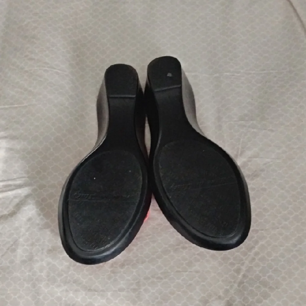 Women's Coral Sandals - Picture 5 of 7